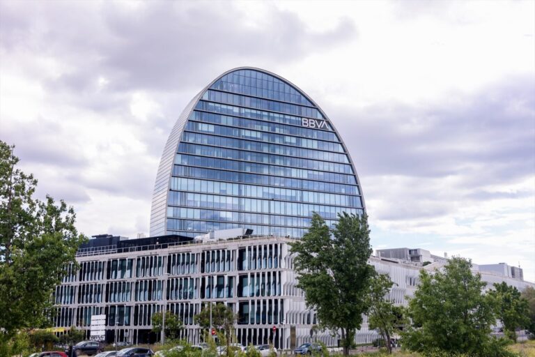 Competencia autoriza la opa del BBVA al Sabadell y deja la operación en manos del Gobierno