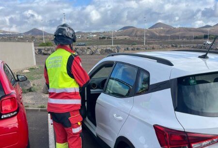 Rescatan a un bebé encerrado en un coche en Lanzarote