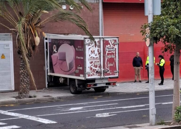 Un camión de reparto aparece empotrado en un centro comercial en Santa Cruz de Tenerife
