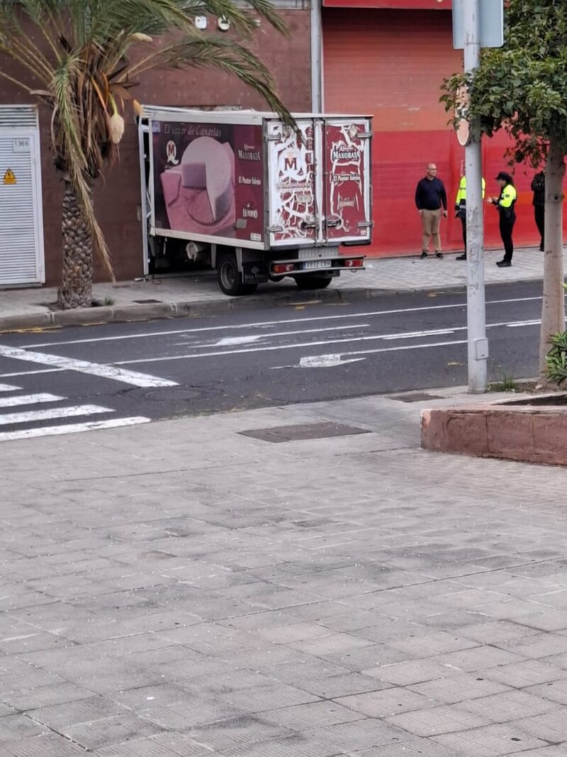 Un camión de reparto aparece empotrado en un centro comercial de Añaza