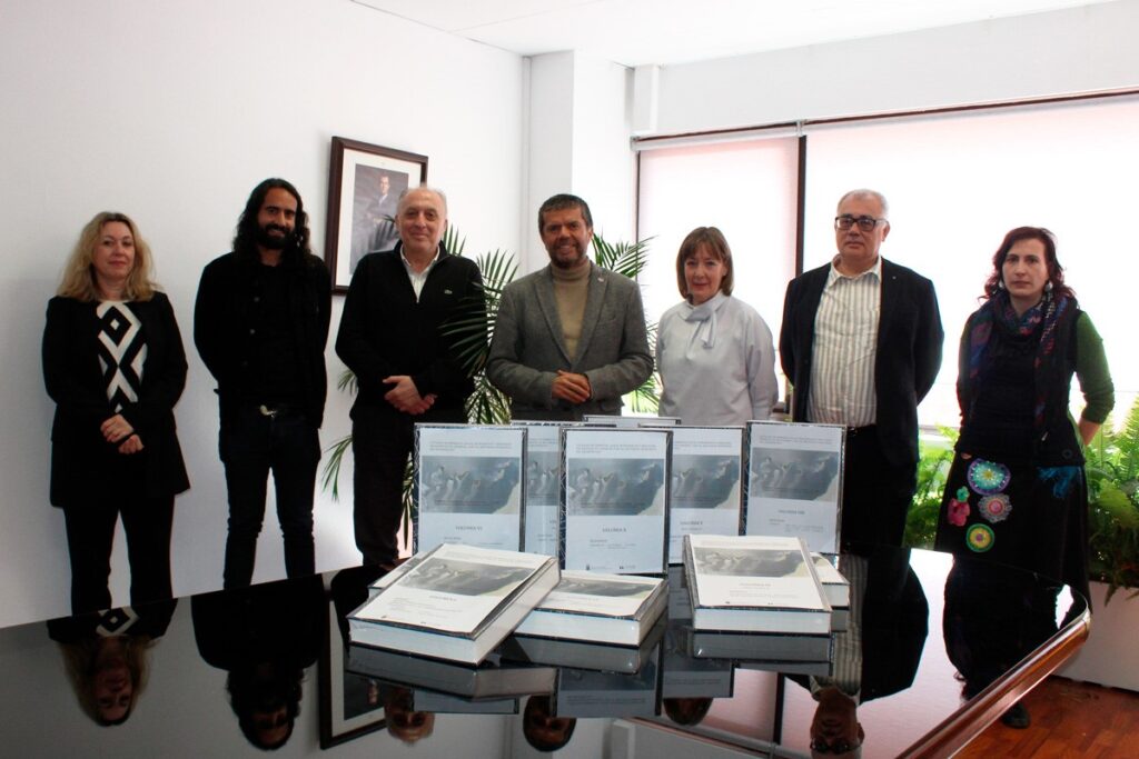 La ULL entrega la 3º fase del Catálogo de Vestigios Franquistas. Francisco García, rector de la ULL, junto al equipo de investigación encargado del Catálogo de Símbolos, Calles, Monumentos y Menciones Franquistas en Canarias/ Universidad de La Laguna.