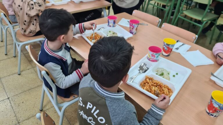 Casi 1,3 millones de escolares en España no podrán ir al comedor el próximo curso