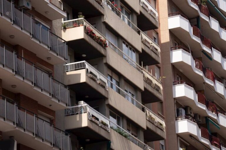 La compraventa de vivienda en Canarias cayó un 2,6 % en febrero y se encareció un 12,6 %