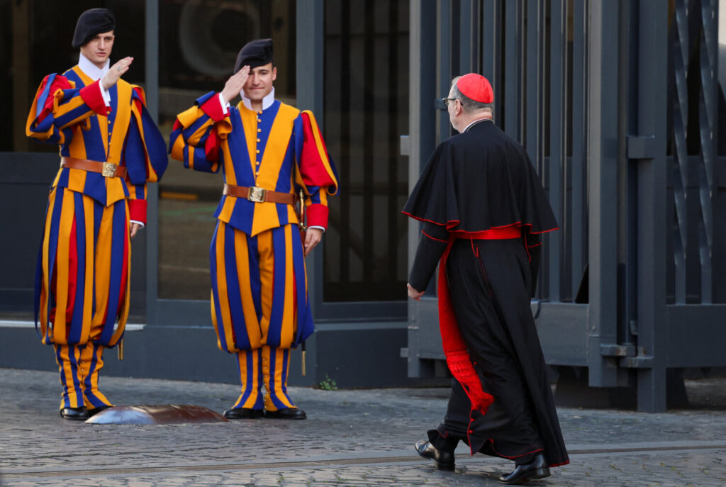 Un cardenal llega al Vaticano, donde este miércoles comienza el Cónclave para elegir entre los candidatos al nuevo papa.