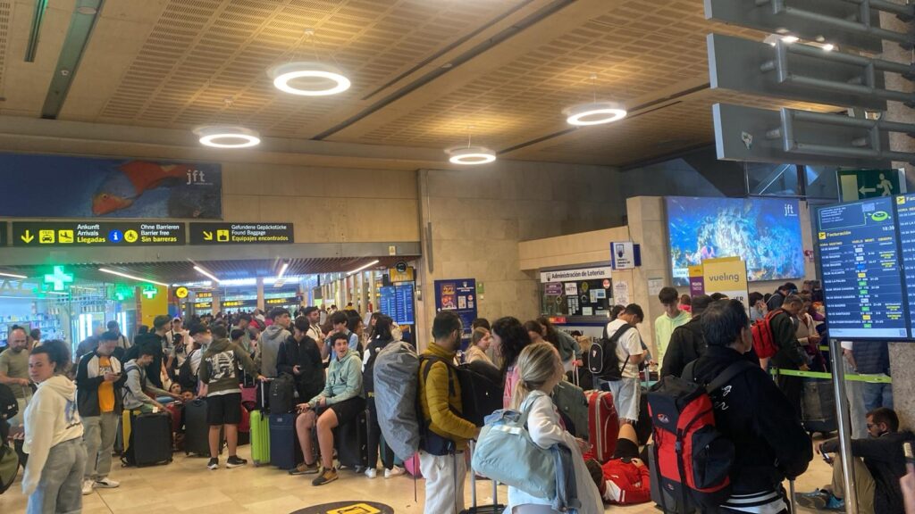 Problemas en la zona de facturación del aeropuerto de Tenerife Norte por la congestión en la red de comunicación / RTVC