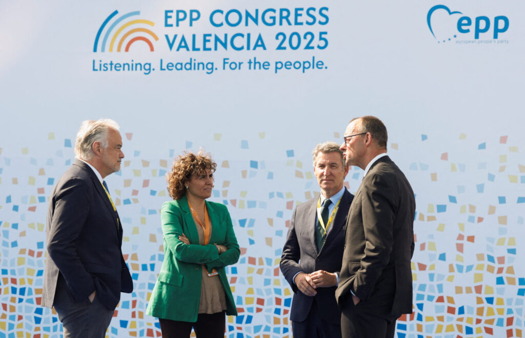 El líder de la oposición española Alberto Núñez Feijóo y el líder del partido Unión Demócrata Cristiana (CDU), Friedrich Merz, asisten al congreso del Partido Popular Europeo (PPE), en Valencia, España, el 29 de abril de 2025. REUTERS/Eva Manez