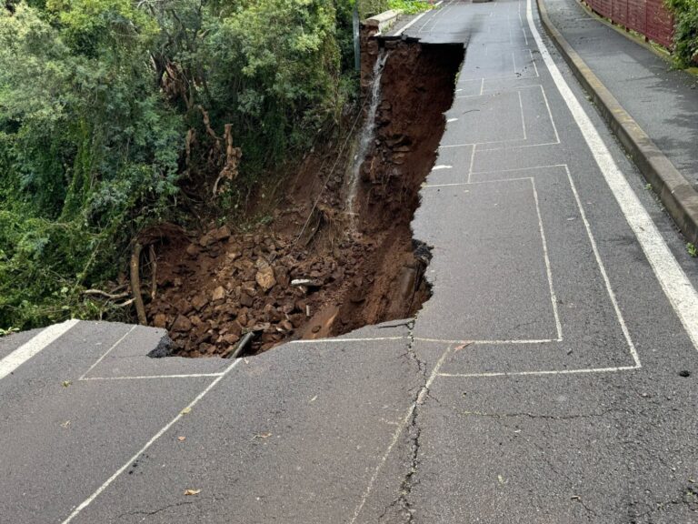 El derrumbe parcial de un puente en Tacoronte deja sin luz ni agua a vecinos de la zona