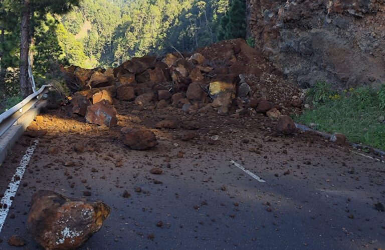 Grave desprendimiento sobre una carretera de La Palma