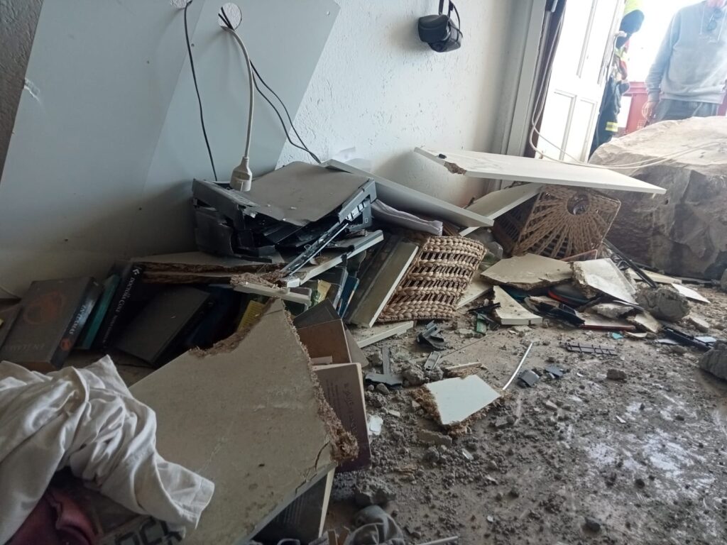 Cae una roca de grandes dimensiones cerca de una vivienda en la TF-13