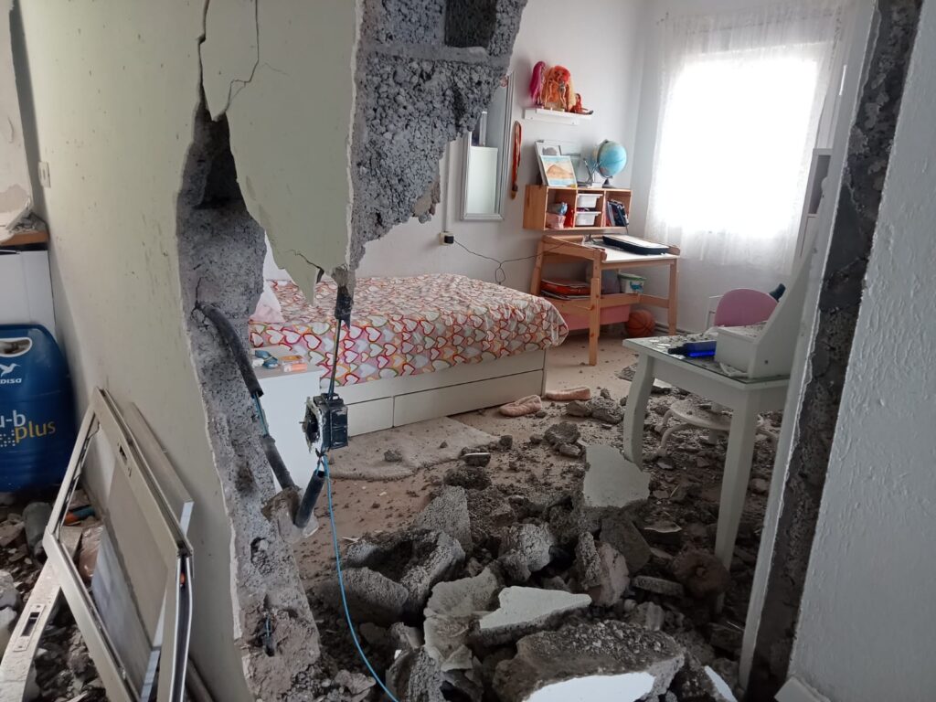 Cae una roca de grandes dimensiones cerca de una vivienda en la TF-13