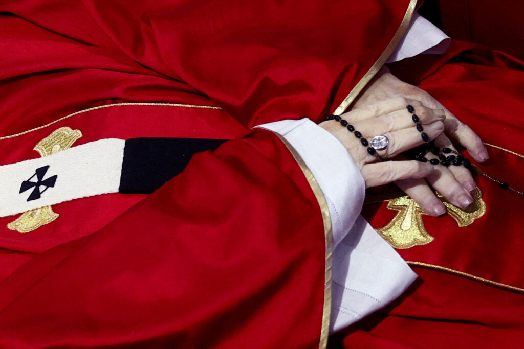 Detalle de las manos del papa Francisco con el rosario que ha tenido durante su capilla ardiente / REUTERS/Guglielmo Mangiapane
