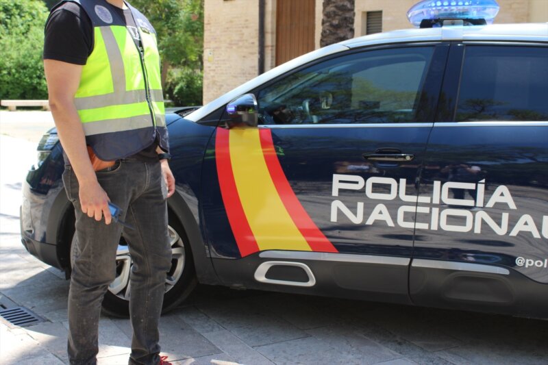 Cae una red de tráfico de drogas entre Melilla y Canarias con dos detenidos tras ingerir 55 cápsulas de hachís.