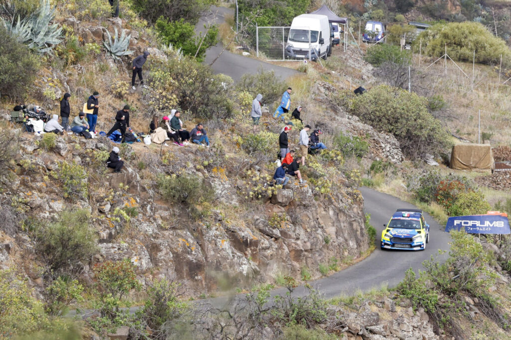 GRAFCAN8259. VALSEQUILLO (GRAN CANARIA), 25/04/2025.- Miles de aficionados acudieron este jueves desde la madrugada a ver los primeros tramos del Rally Islas Canarias, que se estrena en el Campeonato del Mundo como Rally de España. EFE/ Elvira Urquijo A.