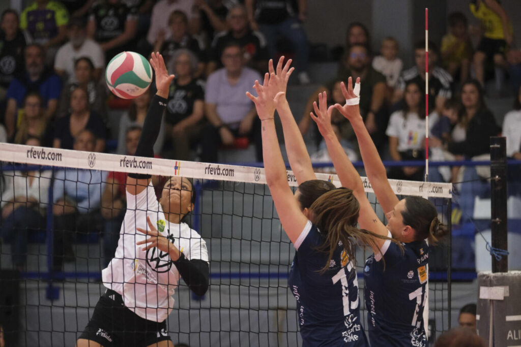 GRAFCAN8345. LAS PALMAS DE GRAN CANARIA (ESPAÑA), 25/04/2025.- Winderlys Medina (i), Carla Jiménez (c) y Lidia Gómez, jugadoras del Heidelberg Volkswagen y del Avarca Menorca, durante el primer partido de la final de la Liga Iberdrola de voleibol, que ambos equipos han disputado este viernes en la capital grancanaria. EFE/Ángel Medina G.