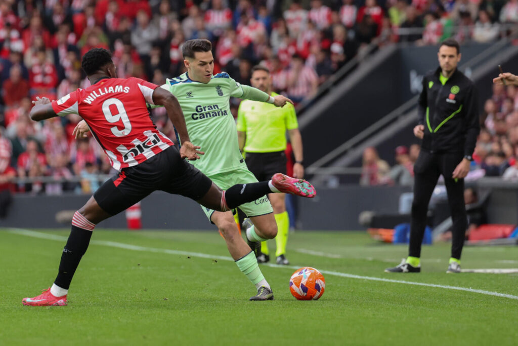 BILBAO, 23/04/2025.- El delantero del Athletic Club Iñaki Williams (i) pelea un balón con el defensa de la UD Las Palmas Mika Marmol en el partido de LaLiga entre el Athletic y la UD Las Palmas, este miércoles en el estadio de San Mamés. EFE/ Luis Tejido