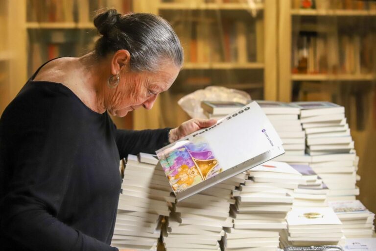 La escritora Elsa López entrega sus textos poéticos al archivo literario de la Casa-Museo Pérez Galdós