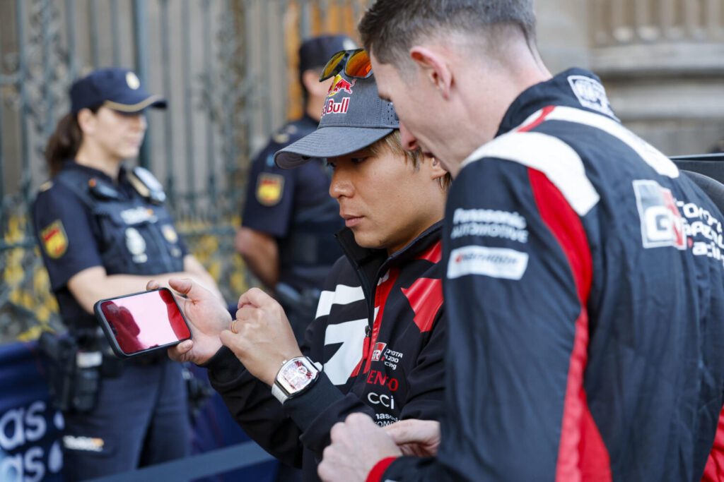 GRAFCAN8198. LAS PALMAS DE GRAN CANARIA, 24/04/2025.- Los pilotos del equipo Toyoyta Gazoo Racing WRT, Elfyn Evans (d) y Ott Tanak (i), conversan este miércoles en Las Palmas de Gran Canaria momentos antes de la ceremonia de salida del Rally Islas Canarias. EFE/ Elvira Urquijo A.