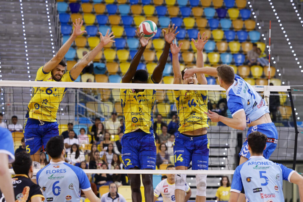 GRAFCAN8377. LAS PALMAS DE GRAN CANARIA, 25/04/2025.- El jugador de Grupo Herce Soria Villalba (d) y los jugadores del CV Guaguas Rousseaux (2d), Jean Diedhiou (2i) y Bezerra (i) durante el primer partido de la final de la Superliga de voleibol (al mejor de cinco) disputado este viernes en el Gran Canaria Arena en Las Palmas de Gran Canaria. EFE/ Elvira Urquijo A.