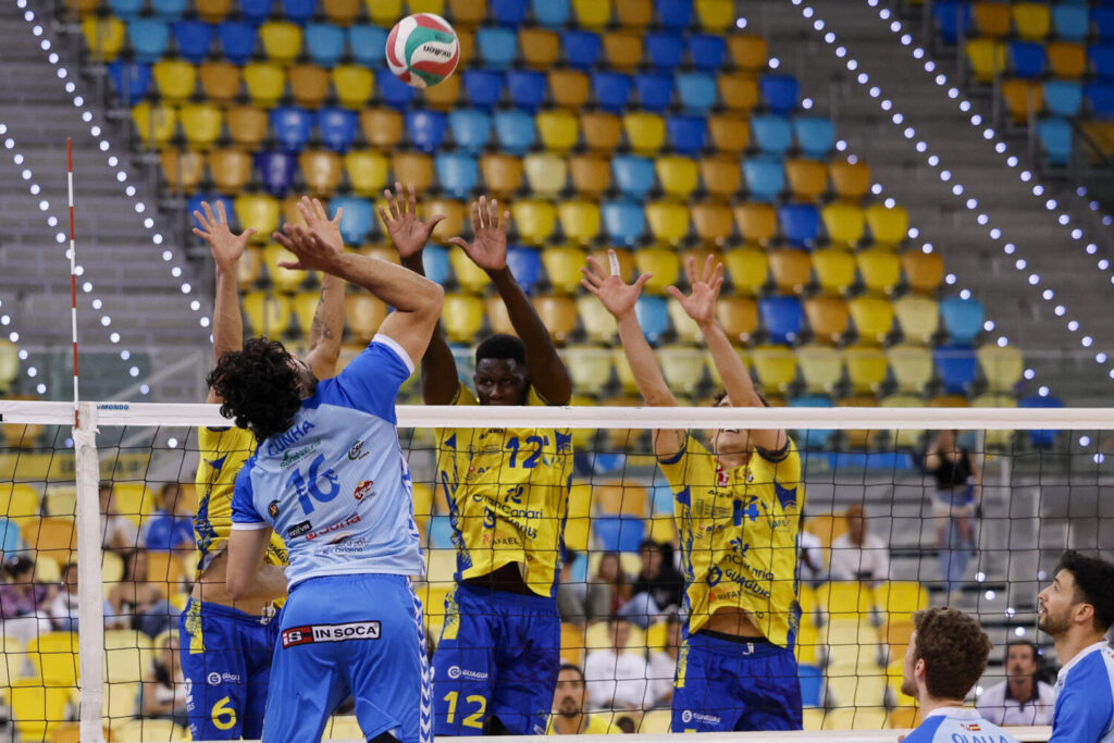 GRAFCAN8379. LAS PALMAS DE GRAN CANARIA, 25/04/2025.- El jugador de Grupo Herce Soria Santos Cunha (2i) y los jugadores del CV Guaguas Jean Diedhiou (2d), Bezerra (i) y Rousseaux (d) durante el primer partido de la final de la Superliga de voleibol (al mejor de cinco) disputado este viernes en el Gran Canaria Arena en Las Palmas de Gran Canaria. EFE/ Elvira Urquijo A.