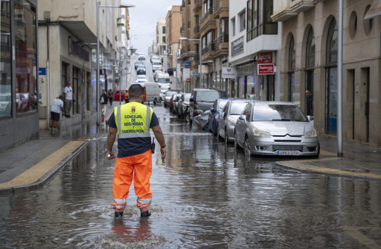 Los vecinos de Lanzarote siguen luchando contra las consecuencias del temporal