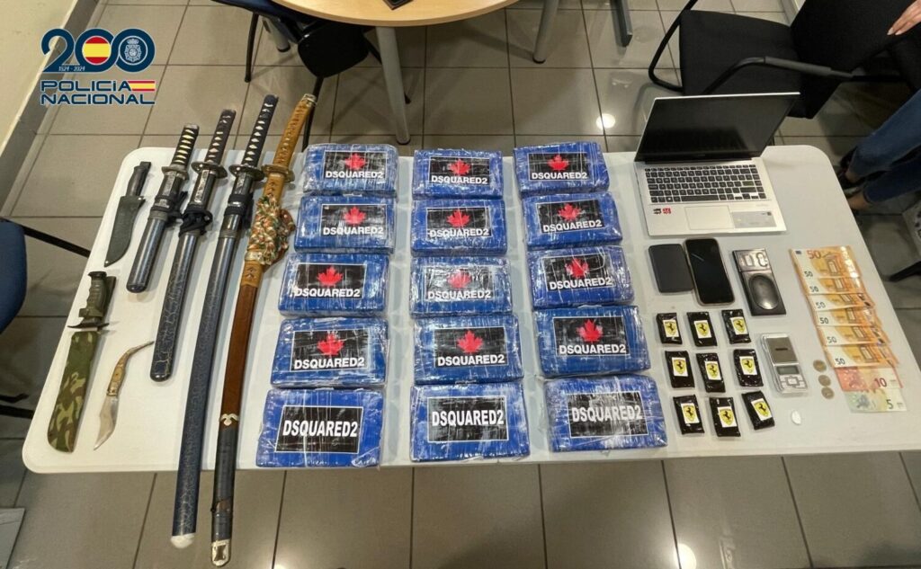 Desarticulado un punto de venta de drogas en Telde. Imagen de los elementos intervenidos tras la detención/ Policía Nacional.