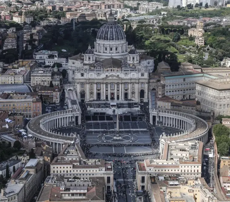 Más de 150.000 personas han pasado por el féretro del papa Francisco