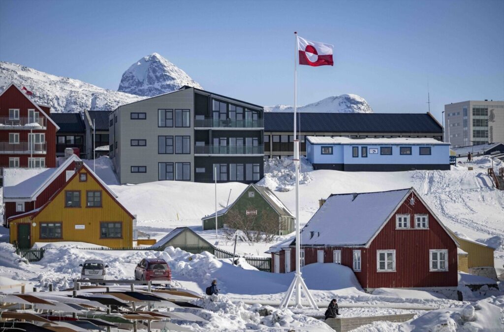 La bandera de Groenlandia ondea en Nuuk, capital de la isla - Europa Press