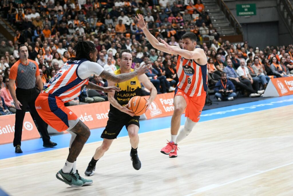 Marcelinho Huertas entre dos defensores del Leyma Coruña durante el partido disputado el pasado mes de noviembre 
