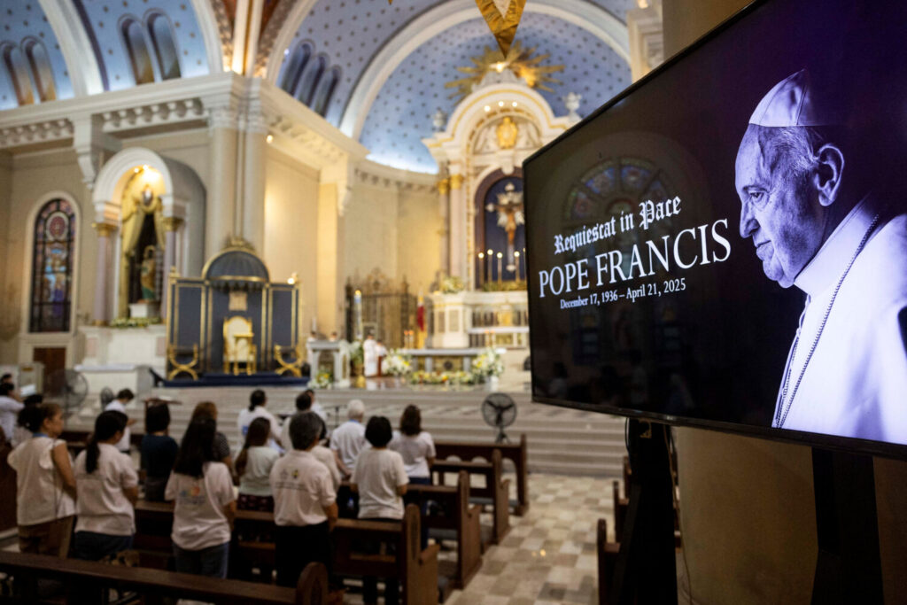 Filipinos asisten a una misa por el Papa Francisco, horas después de que el Vaticano anunciara su fallecimiento, en la Catedral de Cubao en Ciudad Quezón, Filipinas, el 21 de abril de 2025. REUTERS/Eloisa Lopez