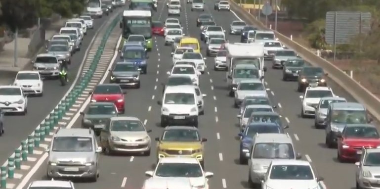 Accidente en la TF5 con un motorista herido y retenciones en la carretera que están afectando a los conductores en la autopista, sentido norte