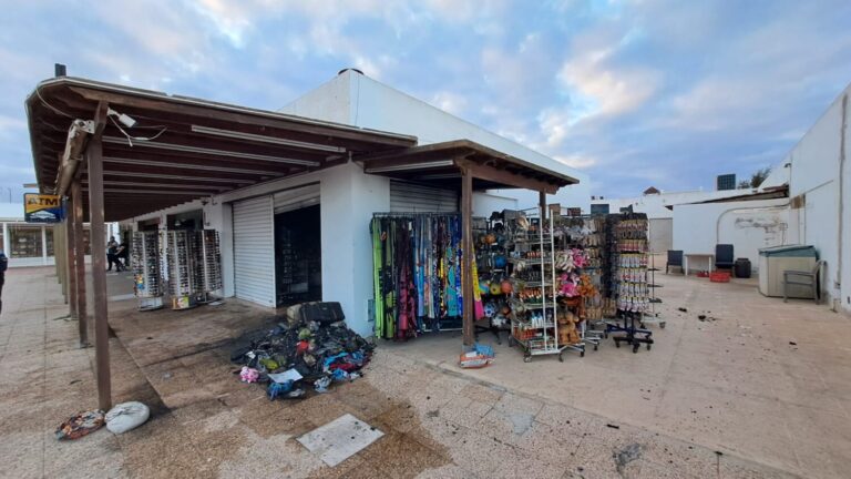 Extinguido un incendio en un local en Costa Teguise, en Lanzarote