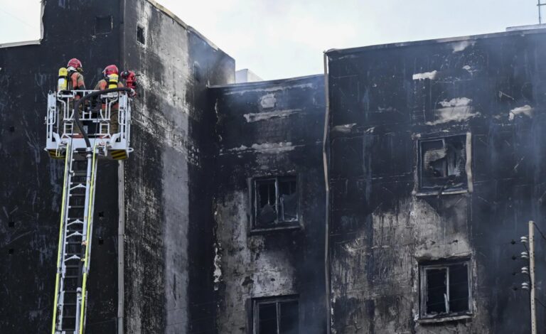 Controlado el incendio que ha calcinado un edificio en Castellón sin víctimas