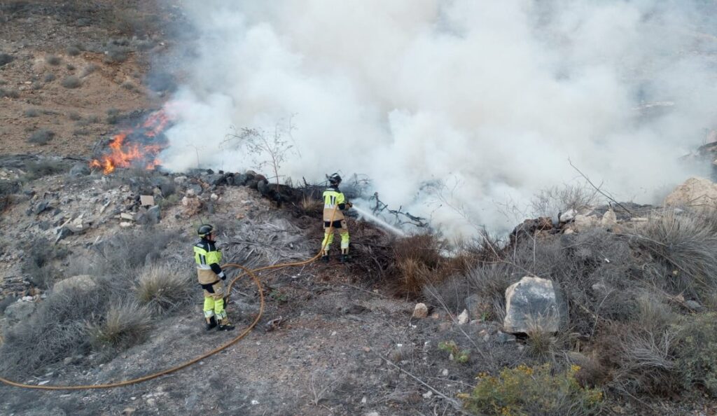 Un incendio de rastrojos deriva gran cantidad de humo a la autopista del sur de Tenerife