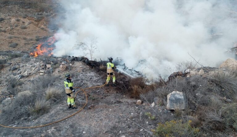 Un incendio de rastrojos llena de humo la autopista del sur de Tenerife