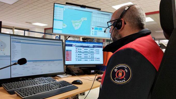 Los bomberos extinguen un incendio en El Rosario