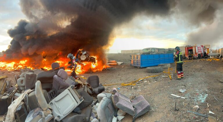 Un incendio en Lanzarote sofocado tras quemar un molino eólico