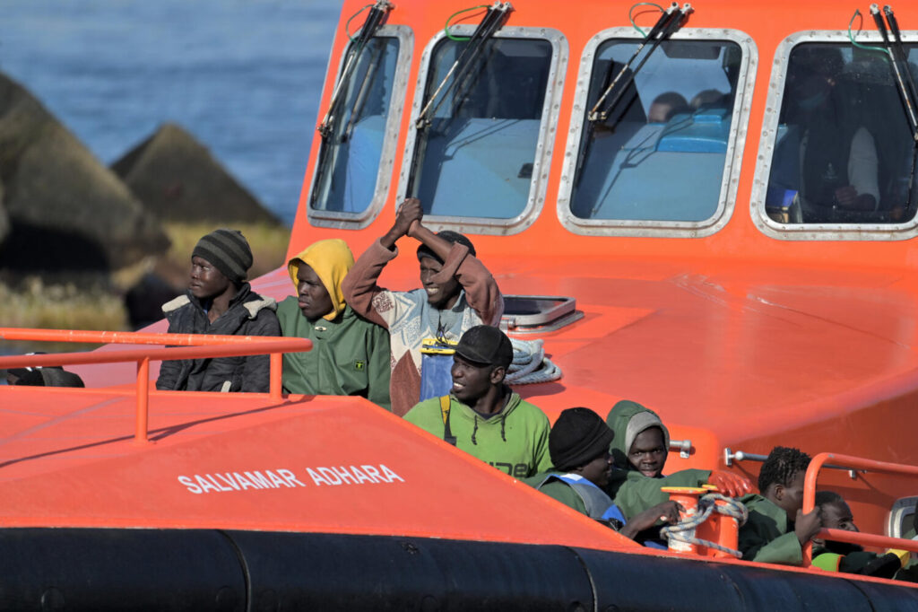 Casi 300 migrantes llegan a Canarias en las últimas horas