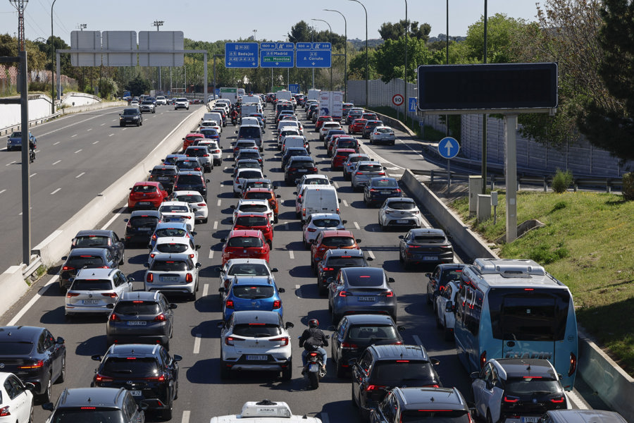 Fotografía del tráfico en la M-30 este lunes, durante el apagón en Madrid. EFE/ Sergio Pérez