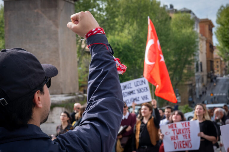 Cientos de personas se manifiestan contra el Gobierno turco en Yozgat, hasta ahora bastión de Erdogan