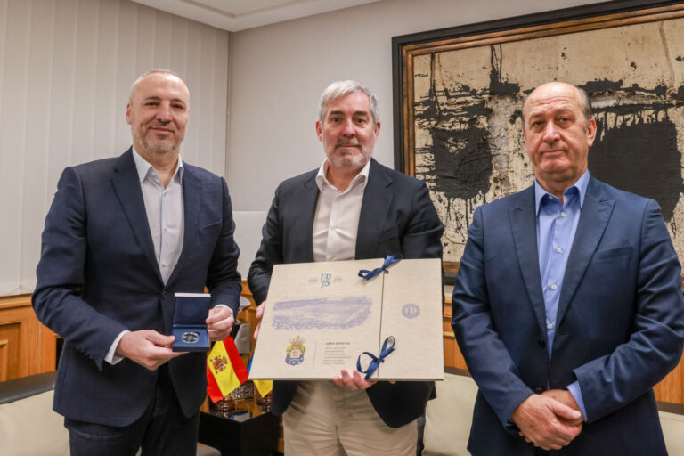 La UD Las Palmas recibe la Medalla de Oro de Canarias en su 75º aniversario