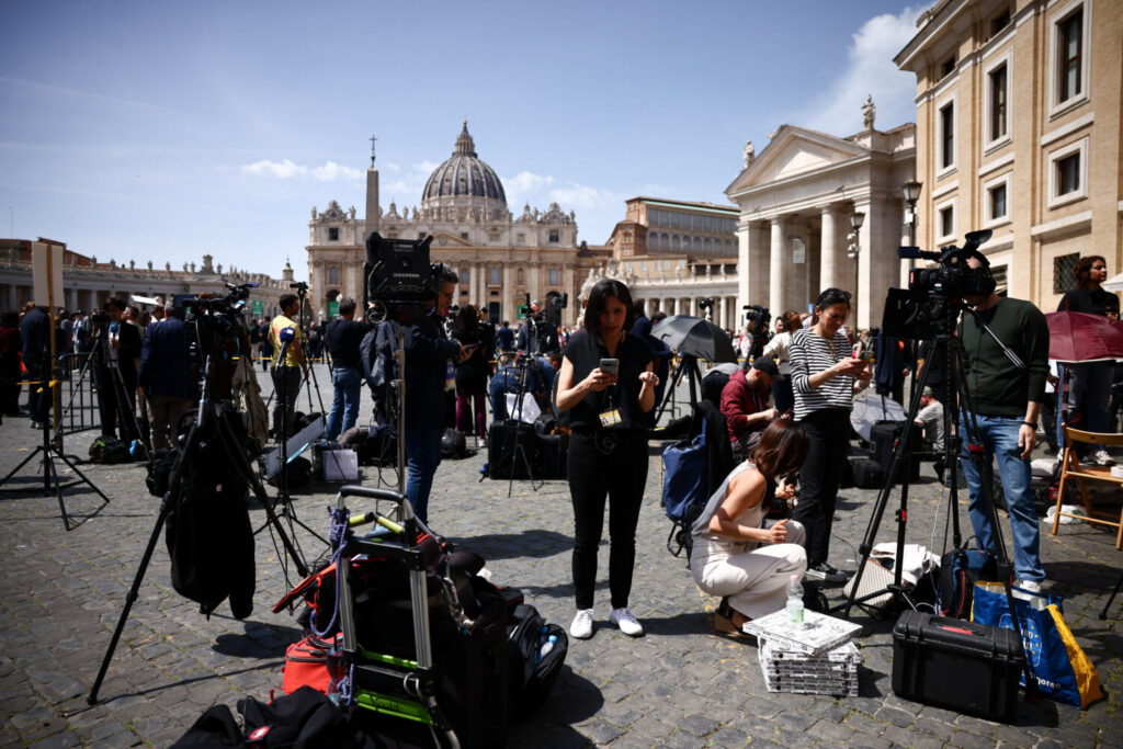 Mucha expectación entre los medios de comunicación en la plaza de San Pedro en el Vaticano / Reuters