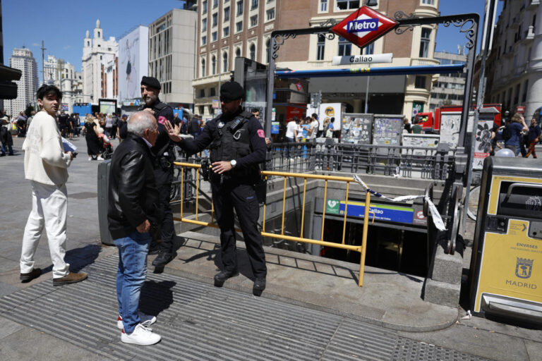 Miles de pasajeros afectados por el apagón en la península