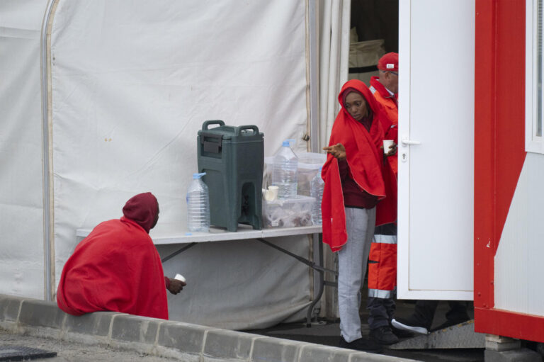 Salvamento rescata tres neumáticas con 188 personas y las desembarca en Lanzarote