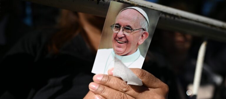 Miles de personas dan el último adiós al papa Francisco