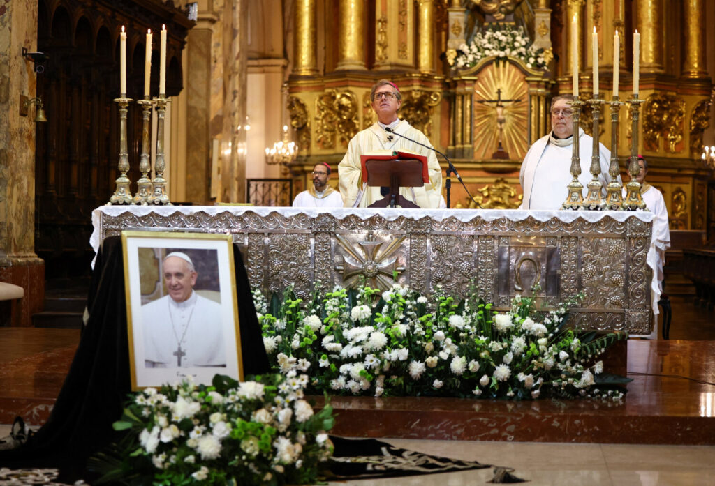 Una imagen del Papa Francisco se exhibe dentro de la Catedral Metropolitana de Buenos Aires durante una Misa dirigida por el Arzobispo de Buenos Aires Jorge Ignacio García Cuerva, después de que el Vaticano anunciara la muerte del Papa Francisco, en Buenos Aires, Argentina, el 21 de abril de 2025. REUTERS/Agustin Marcarian