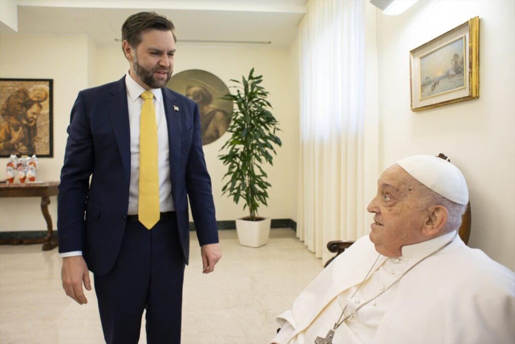 El Papa Francisco (der.) se reúne con el vicepresidente estadounidense J. D. Vance (izq.) y su delegación durante una audiencia en la Casa Santa Marta. Foto: Vatican Media/IPA vía ZUMA Press/dpa