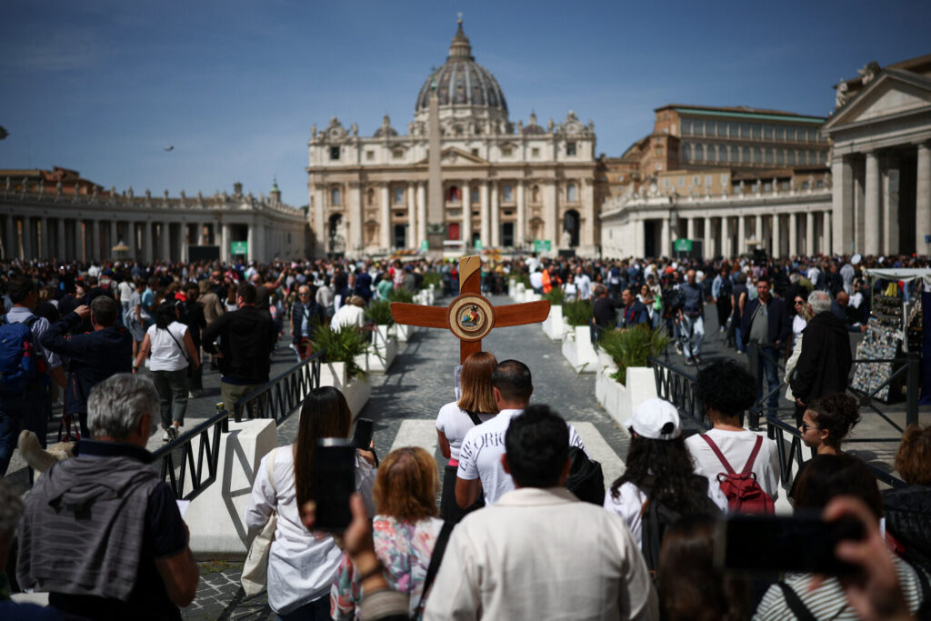 Un peregrino lleva una cruz cerca de la plaza de San Pedro, después de que el Vaticano anunciara la muerte del Papa Francisco, como se ve desde Roma, Italia, el 21 de abril de 2025. REUTERS/Guglielmo Mangiapane