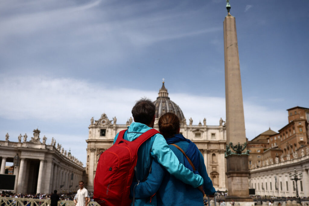 La gente se abraza en la Plaza de San Pedro, después de que el Vaticano anunciara en un comunicado en video la muerte del Papa Francisco, en el Vaticano, el 21 de abril de 2025. REUTERS/Yara Nardi