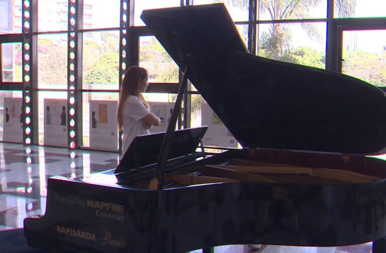 El piano pone notas de color al Hospital Doctor Negrín