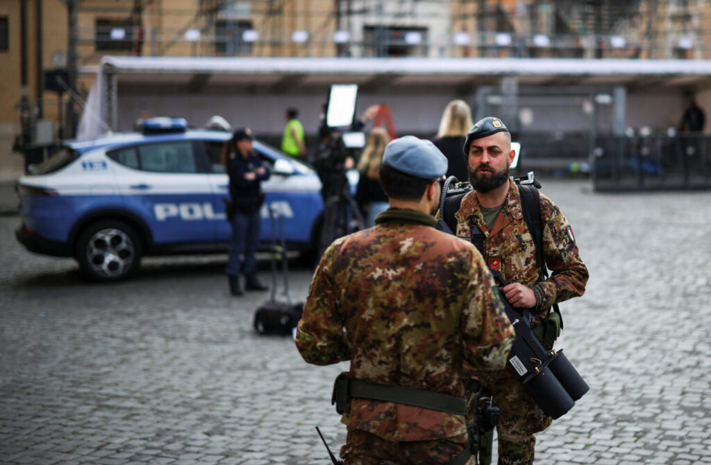 Personal de seguridad desplegado por las calles de Roma con motivo de la capilla ardiente y funeral del papa Francisco / Reuters